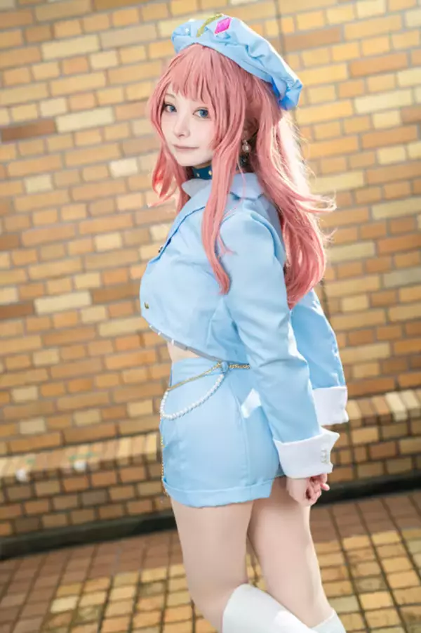 「【コスプレ】へそ出し×ショーパンの衣装が似合う王道アイドル！『学マス』花海咲季が可愛さの詰まったポージングで輝く【写真9枚】」の画像