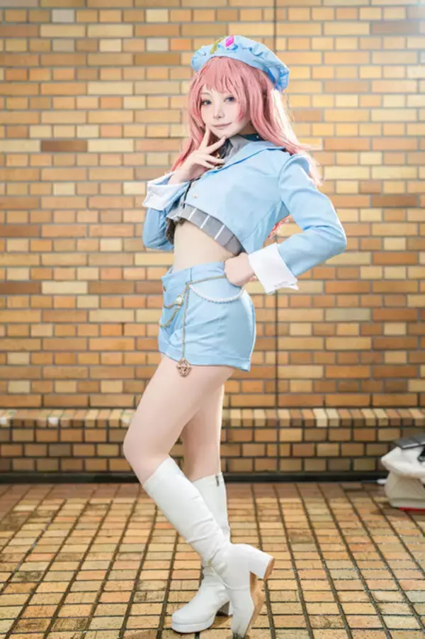 「【コスプレ】へそ出し×ショーパンの衣装が似合う王道アイドル！『学マス』花海咲季が可愛さの詰まったポージングで輝く【写真9枚】」の画像