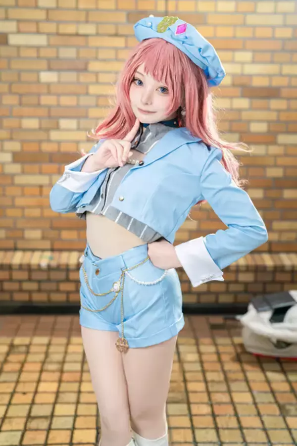 「【コスプレ】へそ出し×ショーパンの衣装が似合う王道アイドル！『学マス』花海咲季が可愛さの詰まったポージングで輝く【写真9枚】」の画像