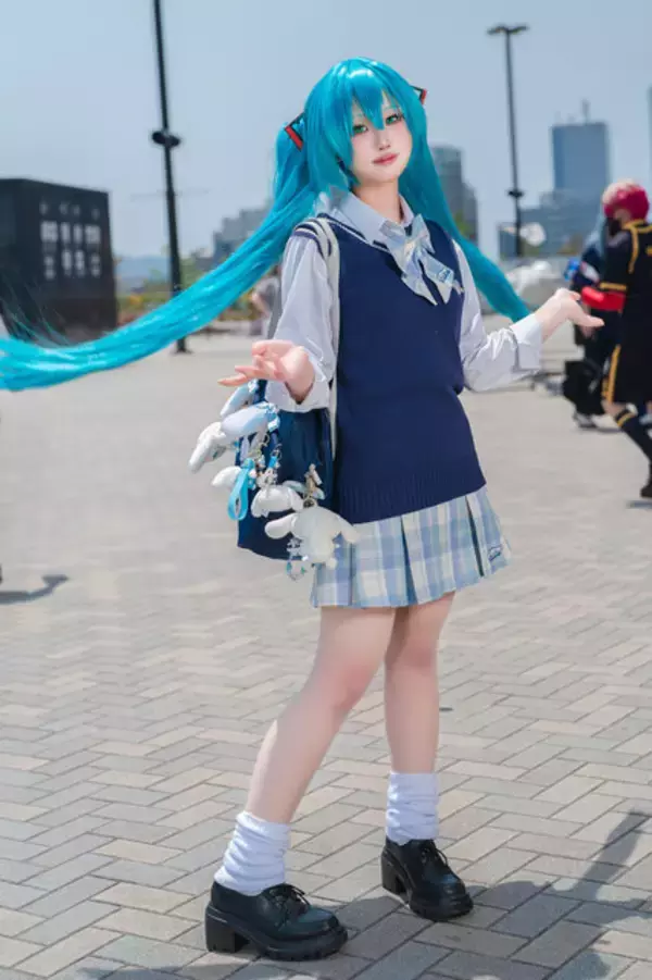 「【コスプレ】制服ミクさんの可愛さが無限大！シナモロールコーデが似合いすぎる美少女レイヤー・柘榴」の画像