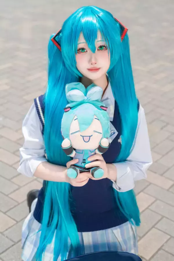 「【コスプレ】制服ミクさんの可愛さが無限大！シナモロールコーデが似合いすぎる美少女レイヤー・柘榴」の画像