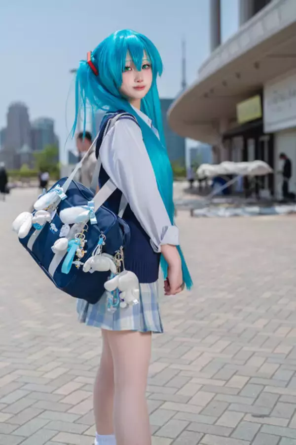 「【コスプレ】制服ミクさんの可愛さが無限大！シナモロールコーデが似合いすぎる美少女レイヤー・柘榴」の画像