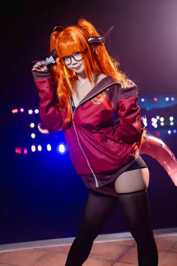 「【コスプレ】イルミ輝く夜のプールで大胆ポージング！スタイルの良さが際立つ美女レイヤー【写真8枚】」の画像