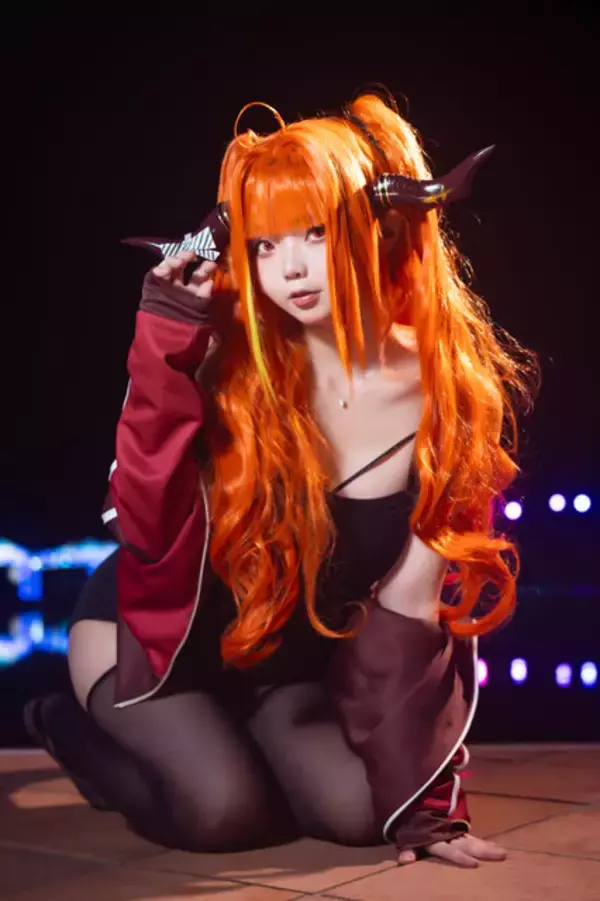 「【コスプレ】イルミ輝く夜のプールで大胆ポージング！スタイルの良さが際立つ美女レイヤー【写真8枚】」の画像