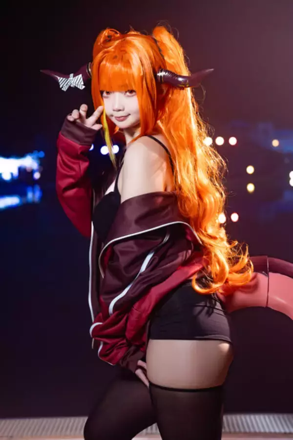 「【コスプレ】イルミ輝く夜のプールで大胆ポージング！スタイルの良さが際立つ美女レイヤー【写真8枚】」の画像