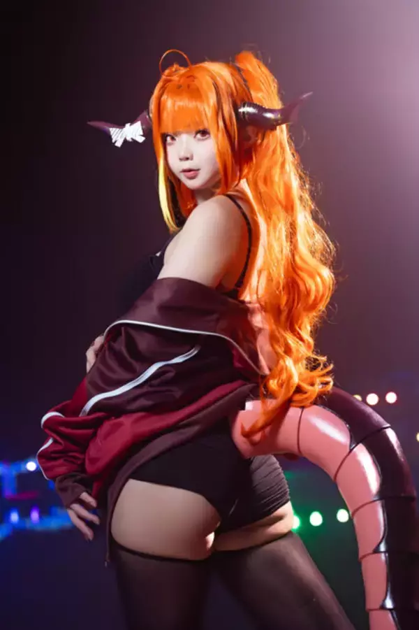「【コスプレ】イルミ輝く夜のプールで大胆ポージング！スタイルの良さが際立つ美女レイヤー【写真8枚】」の画像