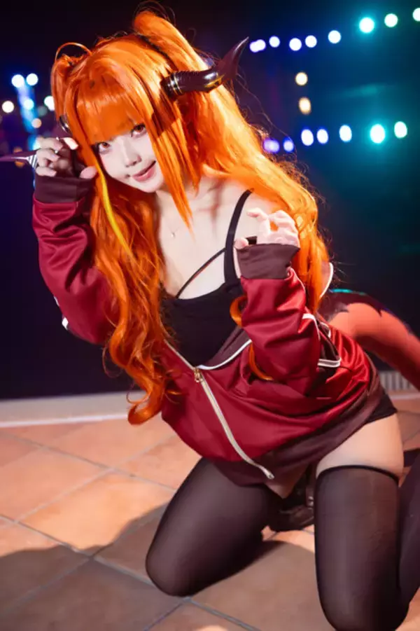 「【コスプレ】イルミ輝く夜のプールで大胆ポージング！スタイルの良さが際立つ美女レイヤー【写真8枚】」の画像