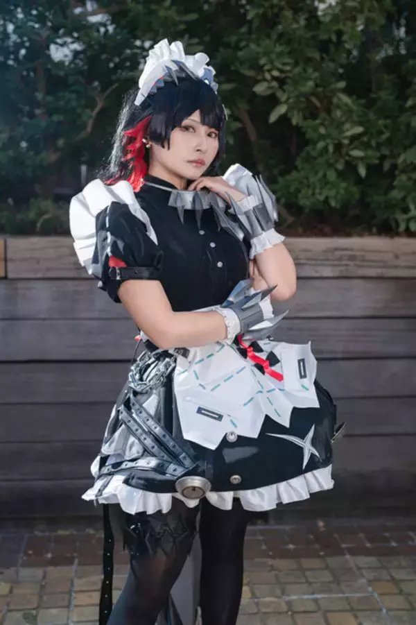 「【コスプレ】気だるげな“鮫メイド”「エレン・ジョー」の裏の顔にドキッ！キレのあるアクションポーズを披露する人気レイヤー」の画像