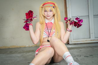 【コスプレ】元気いっぱいの応援とダイナマイトな太ももでテンション爆上げ！『NIKKE』クレイの美女レイヤーが可愛くハッスル【写真10枚】