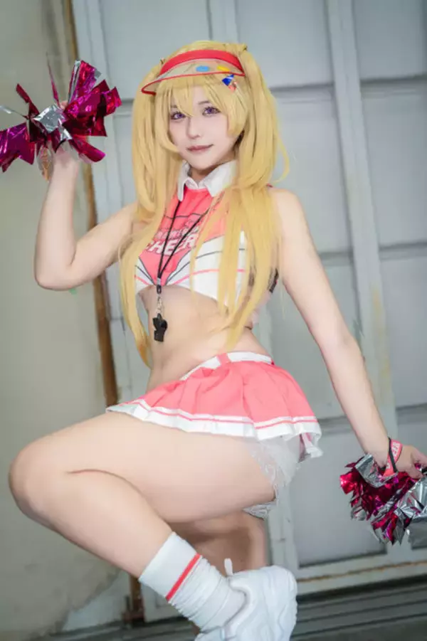 「【コスプレ】元気いっぱいの応援とダイナマイトな太ももでテンション爆上げ！『NIKKE』クレイの美女レイヤーが可愛くハッスル【写真10枚】」の画像