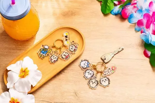 「「ちいかわ」シーサーの沖縄グッズが通販で買える！アロハシャツを着たマスコットやバッジなどが「ちいかわマーケット」に7月12日より登場」の画像