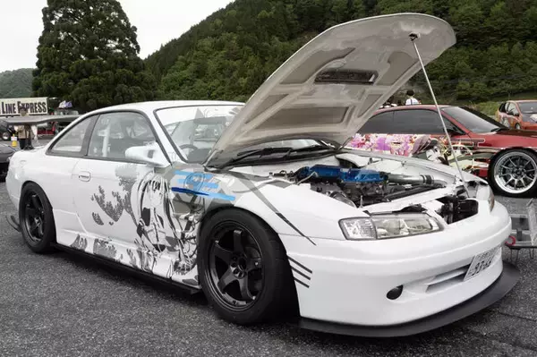 「ガルウィングの湊あくあ＆紫咲シオンがイカす！「ホロライブ」「にじさんじ」など奥伊吹に集まったVTuber痛車まとめ【ARCChampionship 2025フォトレポ】」の画像