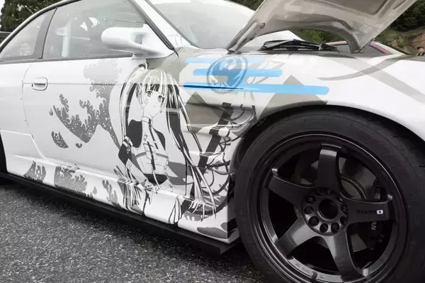 「ガルウィングの湊あくあ＆紫咲シオンがイカす！「ホロライブ」「にじさんじ」など奥伊吹に集まったVTuber痛車まとめ【ARCChampionship 2025フォトレポ】」の画像