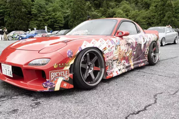 「ガルウィングの湊あくあ＆紫咲シオンがイカす！「ホロライブ」「にじさんじ」など奥伊吹に集まったVTuber痛車まとめ【ARCChampionship 2025フォトレポ】」の画像