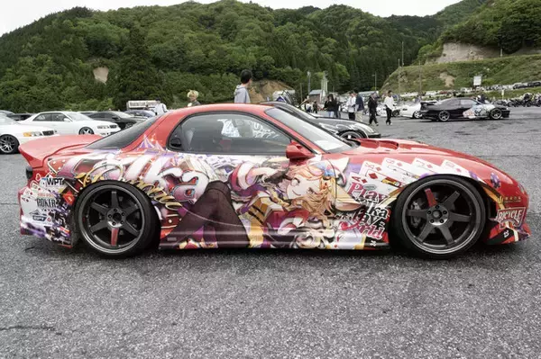 「ガルウィングの湊あくあ＆紫咲シオンがイカす！「ホロライブ」「にじさんじ」など奥伊吹に集まったVTuber痛車まとめ【ARCChampionship 2025フォトレポ】」の画像