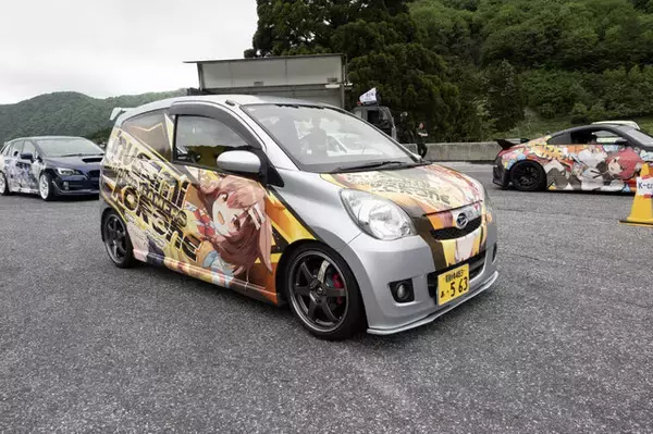 「ガルウィングの湊あくあ＆紫咲シオンがイカす！「ホロライブ」「にじさんじ」など奥伊吹に集まったVTuber痛車まとめ【ARCChampionship 2025フォトレポ】」の画像