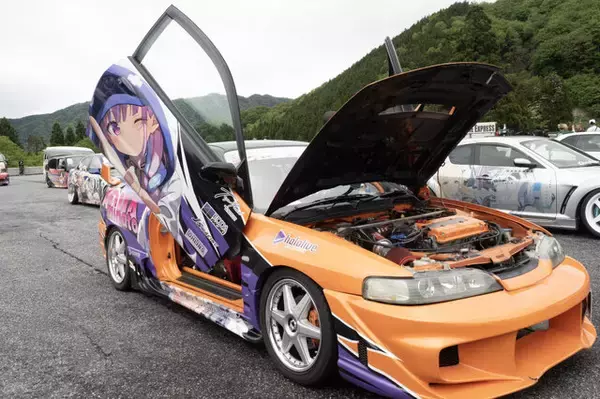 「ガルウィングの湊あくあ＆紫咲シオンがイカす！「ホロライブ」「にじさんじ」など奥伊吹に集まったVTuber痛車まとめ【ARCChampionship 2025フォトレポ】」の画像