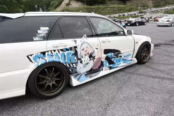 「ガルウィングの湊あくあ＆紫咲シオンがイカす！「ホロライブ」「にじさんじ」など奥伊吹に集まったVTuber痛車まとめ【ARCChampionship 2025フォトレポ】」の画像