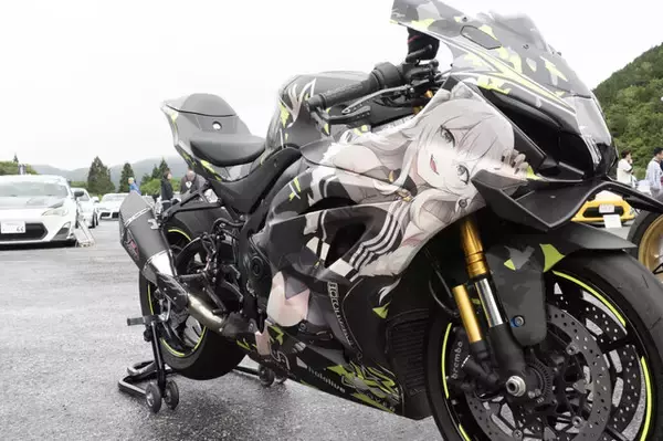 「ガルウィングの湊あくあ＆紫咲シオンがイカす！「ホロライブ」「にじさんじ」など奥伊吹に集まったVTuber痛車まとめ【ARCChampionship 2025フォトレポ】」の画像