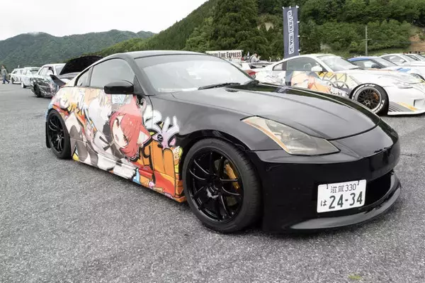 「ガルウィングの湊あくあ＆紫咲シオンがイカす！「ホロライブ」「にじさんじ」など奥伊吹に集まったVTuber痛車まとめ【ARCChampionship 2025フォトレポ】」の画像