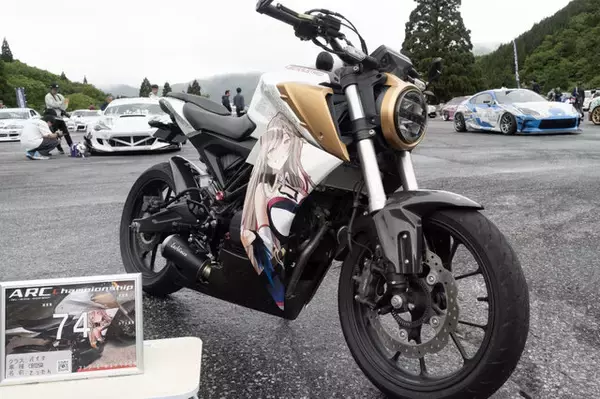 「ガルウィングの湊あくあ＆紫咲シオンがイカす！「ホロライブ」「にじさんじ」など奥伊吹に集まったVTuber痛車まとめ【ARCChampionship 2025フォトレポ】」の画像