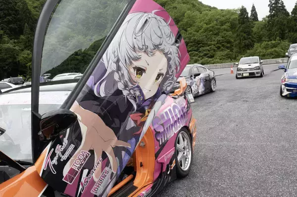 「ガルウィングの湊あくあ＆紫咲シオンがイカす！「ホロライブ」「にじさんじ」など奥伊吹に集まったVTuber痛車まとめ【ARCChampionship 2025フォトレポ】」の画像