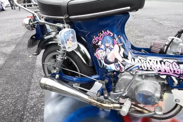 「ガルウィングの湊あくあ＆紫咲シオンがイカす！「ホロライブ」「にじさんじ」など奥伊吹に集まったVTuber痛車まとめ【ARCChampionship 2025フォトレポ】」の画像