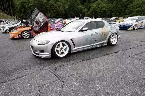 「ガルウィングの湊あくあ＆紫咲シオンがイカす！「ホロライブ」「にじさんじ」など奥伊吹に集まったVTuber痛車まとめ【ARCChampionship 2025フォトレポ】」の画像