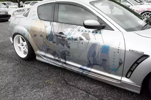 「ガルウィングの湊あくあ＆紫咲シオンがイカす！「ホロライブ」「にじさんじ」など奥伊吹に集まったVTuber痛車まとめ【ARCChampionship 2025フォトレポ】」の画像