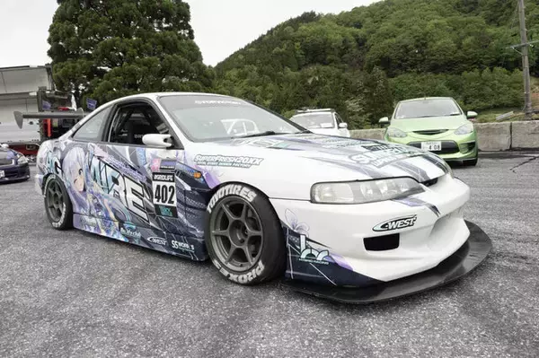 「ガルウィングの湊あくあ＆紫咲シオンがイカす！「ホロライブ」「にじさんじ」など奥伊吹に集まったVTuber痛車まとめ【ARCChampionship 2025フォトレポ】」の画像