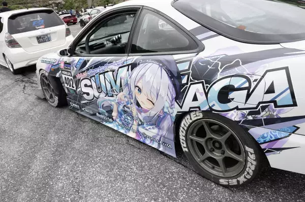 「ガルウィングの湊あくあ＆紫咲シオンがイカす！「ホロライブ」「にじさんじ」など奥伊吹に集まったVTuber痛車まとめ【ARCChampionship 2025フォトレポ】」の画像