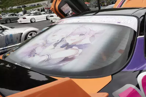 「ガルウィングの湊あくあ＆紫咲シオンがイカす！「ホロライブ」「にじさんじ」など奥伊吹に集まったVTuber痛車まとめ【ARCChampionship 2025フォトレポ】」の画像