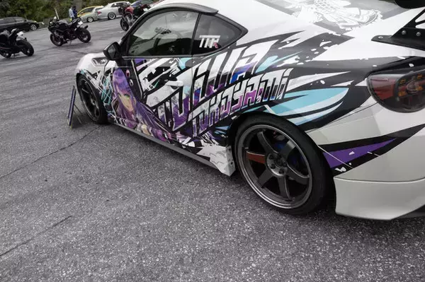 「ガルウィングの湊あくあ＆紫咲シオンがイカす！「ホロライブ」「にじさんじ」など奥伊吹に集まったVTuber痛車まとめ【ARCChampionship 2025フォトレポ】」の画像