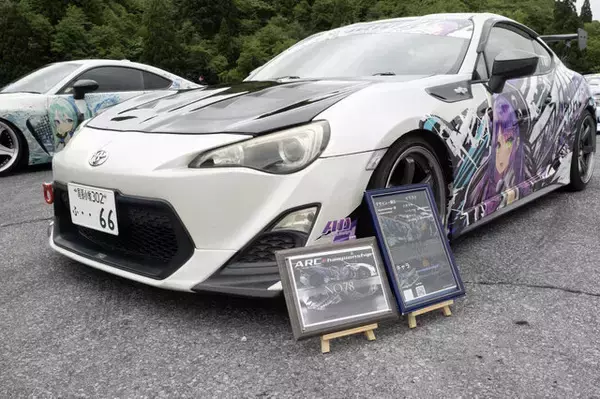 「ガルウィングの湊あくあ＆紫咲シオンがイカす！「ホロライブ」「にじさんじ」など奥伊吹に集まったVTuber痛車まとめ【ARCChampionship 2025フォトレポ】」の画像