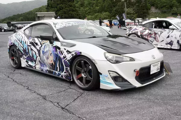 「ガルウィングの湊あくあ＆紫咲シオンがイカす！「ホロライブ」「にじさんじ」など奥伊吹に集まったVTuber痛車まとめ【ARCChampionship 2025フォトレポ】」の画像