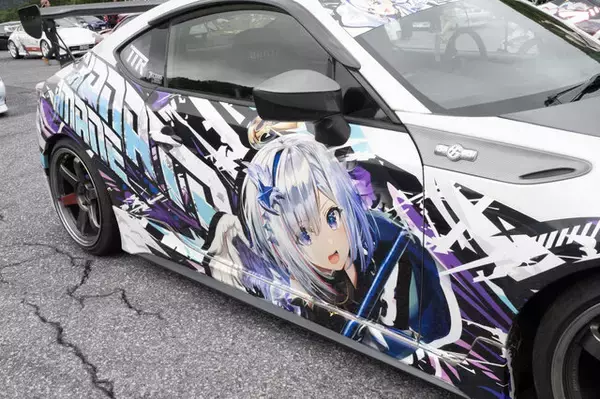 「ガルウィングの湊あくあ＆紫咲シオンがイカす！「ホロライブ」「にじさんじ」など奥伊吹に集まったVTuber痛車まとめ【ARCChampionship 2025フォトレポ】」の画像