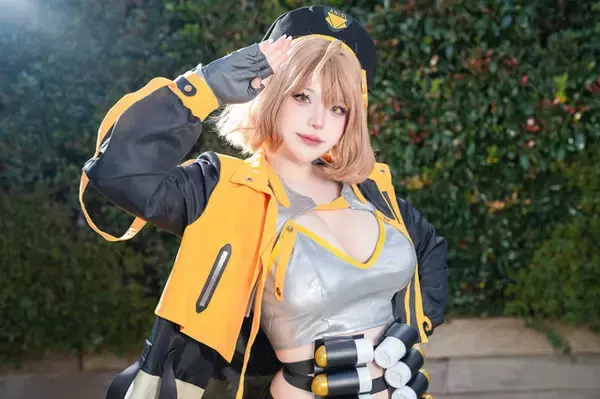 「【コスプレ】魅惑的ポーズと再現度抜群の美ボディが眩しい！チャーミングな『NIKKE』アニスに熱視線【写真8枚】」の画像