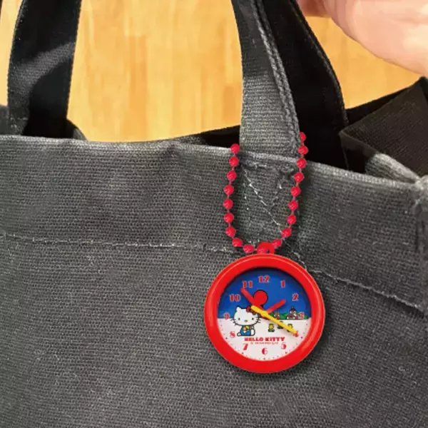 「懐かしさ満載の“レトロ”デザイン！「サンリオキャラクターズ」新作カプセルトイにレッスンバッグ、壁掛け時計風キーホルダーの2種が展開」の画像