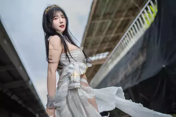 「【コスプレ】韓国美女の純白ドレスが妖艶の一言！はち切れんばかりの美ボディ【写真9枚】」の画像