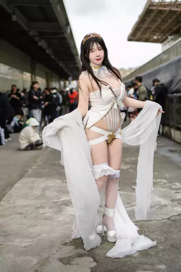 「【コスプレ】韓国美女の純白ドレスが妖艶の一言！はち切れんばかりの美ボディ【写真9枚】」の画像
