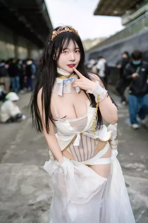 「【コスプレ】韓国美女の純白ドレスが妖艶の一言！はち切れんばかりの美ボディ【写真9枚】」の画像