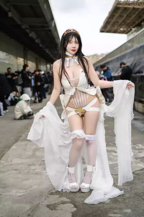 「【コスプレ】韓国美女の純白ドレスが妖艶の一言！はち切れんばかりの美ボディ【写真9枚】」の画像