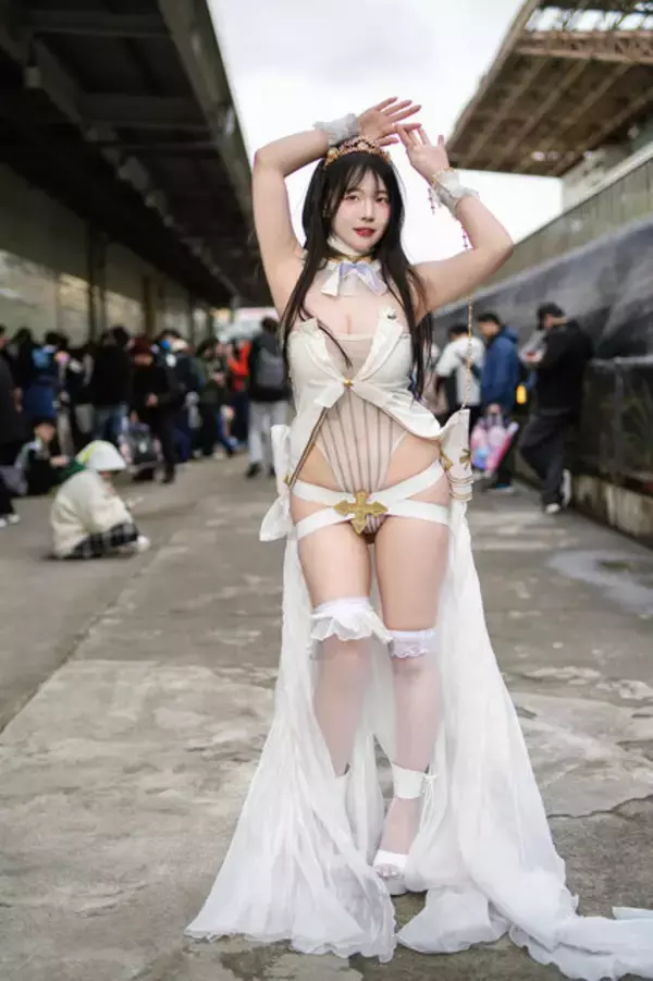 「【コスプレ】韓国美女の純白ドレスが妖艶の一言！はち切れんばかりの美ボディ【写真9枚】」の画像