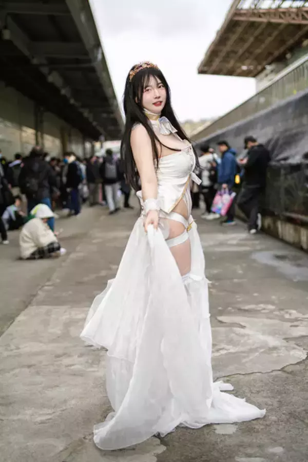 「【コスプレ】韓国美女の純白ドレスが妖艶の一言！はち切れんばかりの美ボディ【写真9枚】」の画像