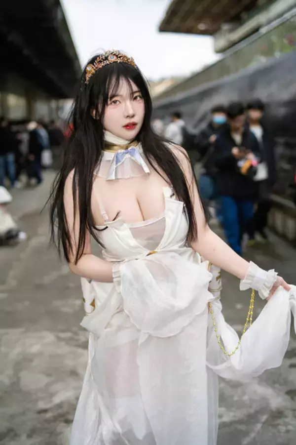 「【コスプレ】韓国美女の純白ドレスが妖艶の一言！はち切れんばかりの美ボディ【写真9枚】」の画像