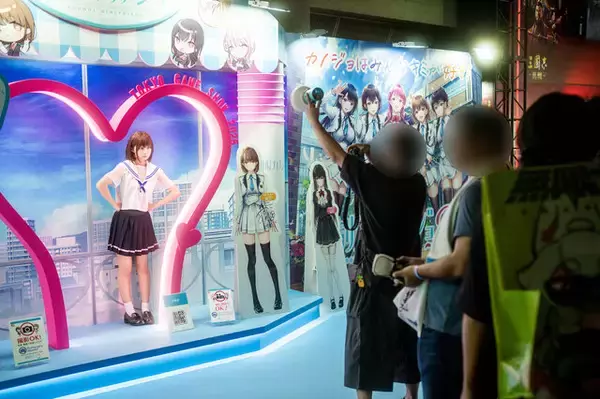 「【コスプレ】めちゃキュートな下級生カノジョがお出迎え！セーラー服の博多美人と“いちゃいちゃ”できる『制服カノジョ3』ブースレポ【TGS2025】」の画像