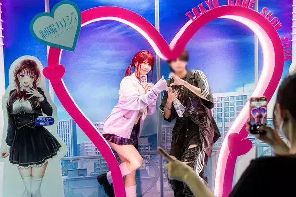 「【コスプレ】めちゃキュートな下級生カノジョがお出迎え！セーラー服の博多美人と“いちゃいちゃ”できる『制服カノジョ3』ブースレポ【TGS2025】」の画像