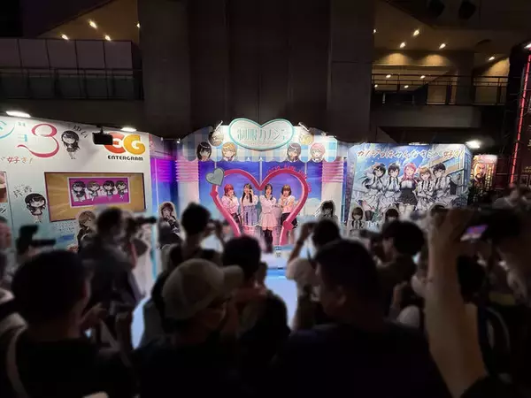 「【コスプレ】めちゃキュートな下級生カノジョがお出迎え！セーラー服の博多美人と“いちゃいちゃ”できる『制服カノジョ3』ブースレポ【TGS2025】」の画像