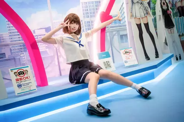 「【コスプレ】めちゃキュートな下級生カノジョがお出迎え！セーラー服の博多美人と“いちゃいちゃ”できる『制服カノジョ3』ブースレポ【TGS2025】」の画像