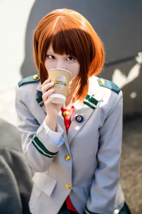 「【コスプレ】新人美少女レイヤーの「ヒロアカ」お茶子は笑顔が尊い！フレッシュさ全開の爽やかな制服姿が可愛かった【写真9枚】」の画像